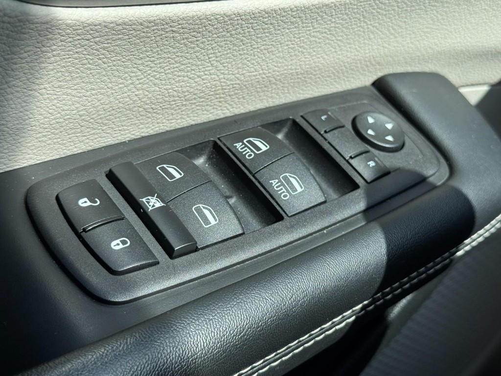 Chrysler Pacifica Vehicle Full-screen Gallery Image 24
