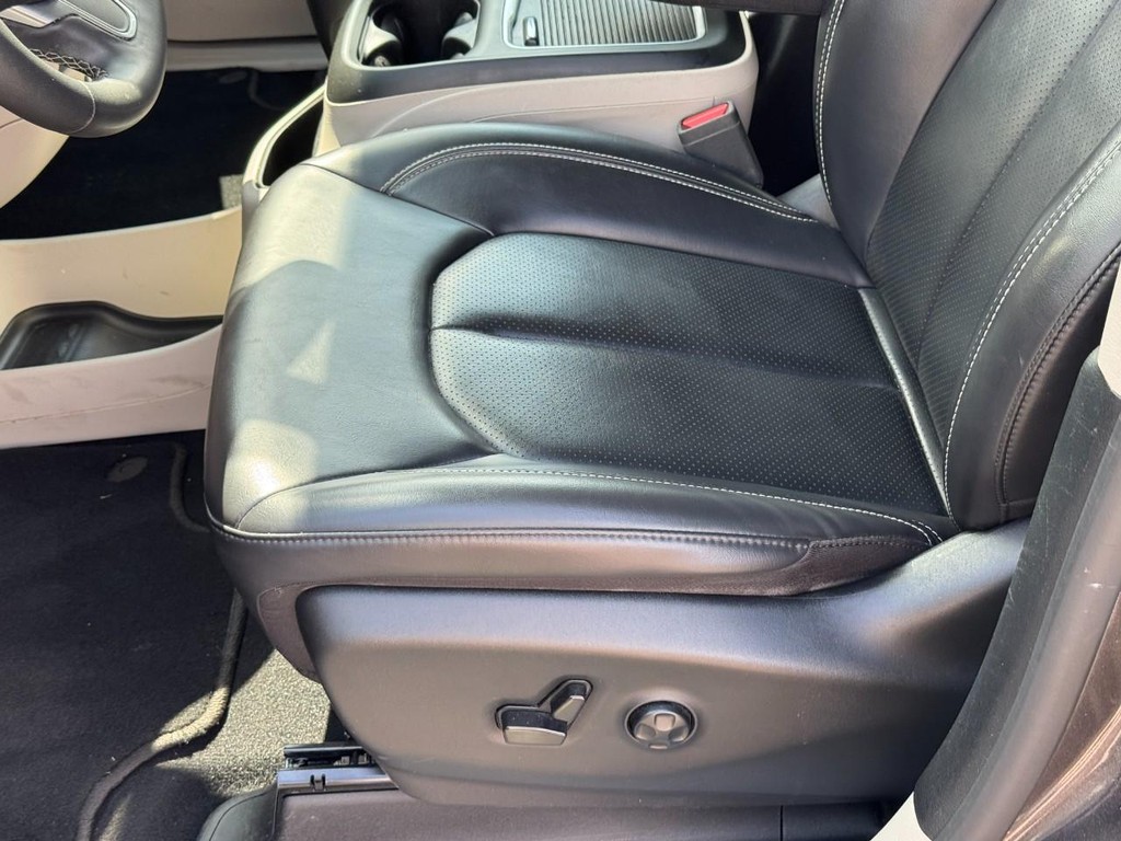 Chrysler Pacifica Vehicle Full-screen Gallery Image 25