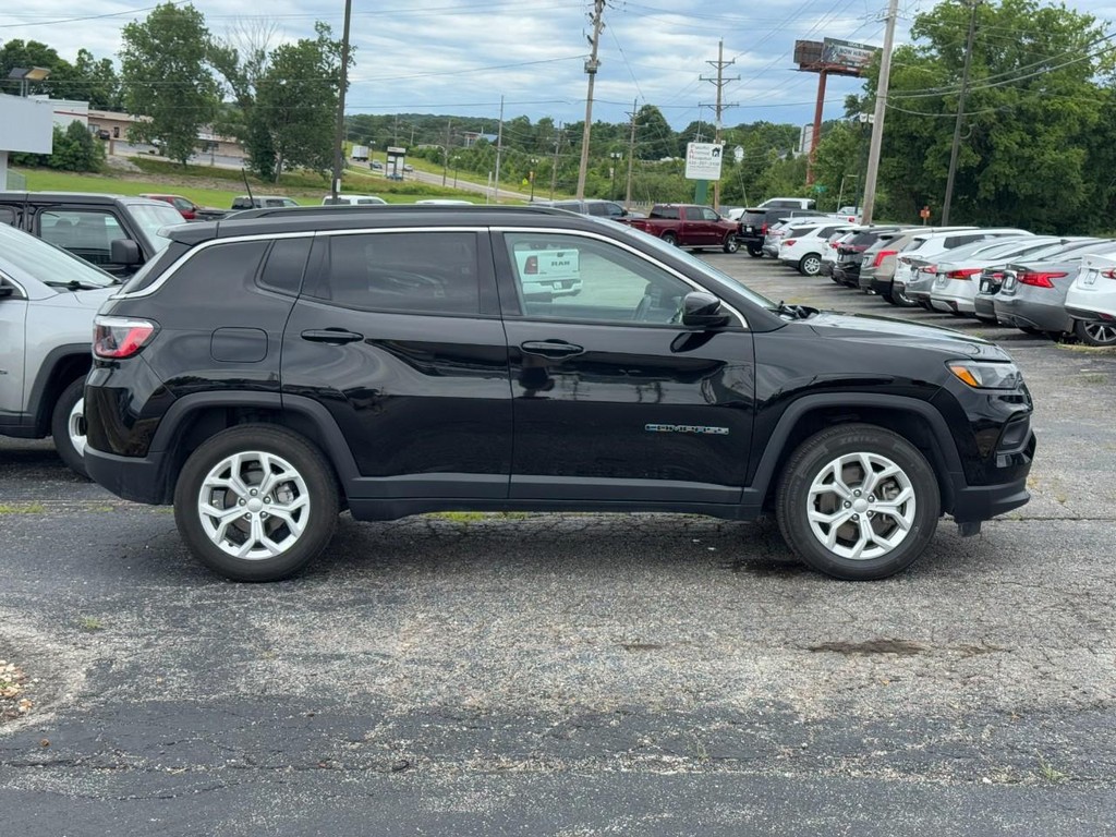 Jeep Compass Vehicle Full-screen Gallery Image 02