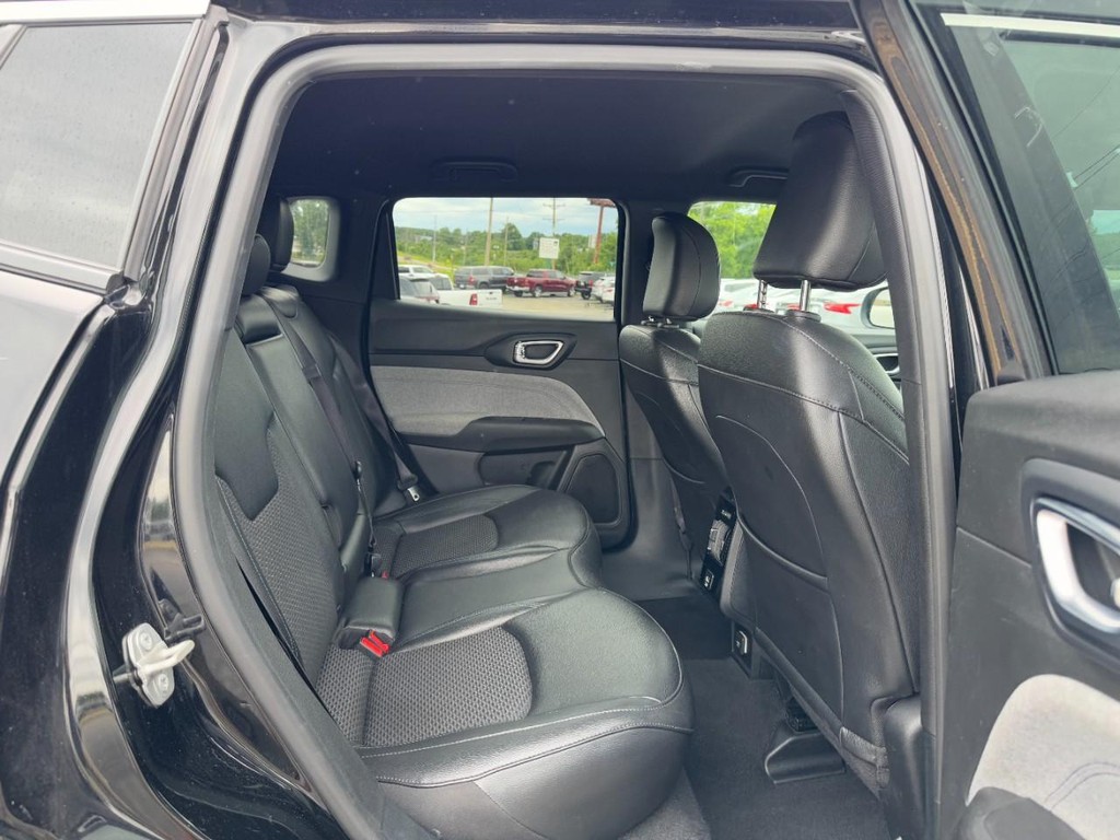 Jeep Compass Vehicle Full-screen Gallery Image 12