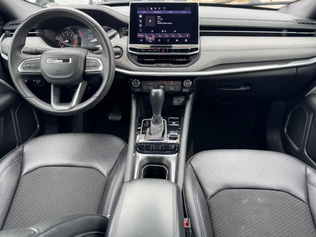 Jeep Compass Vehicle Full-screen Gallery Image 13
