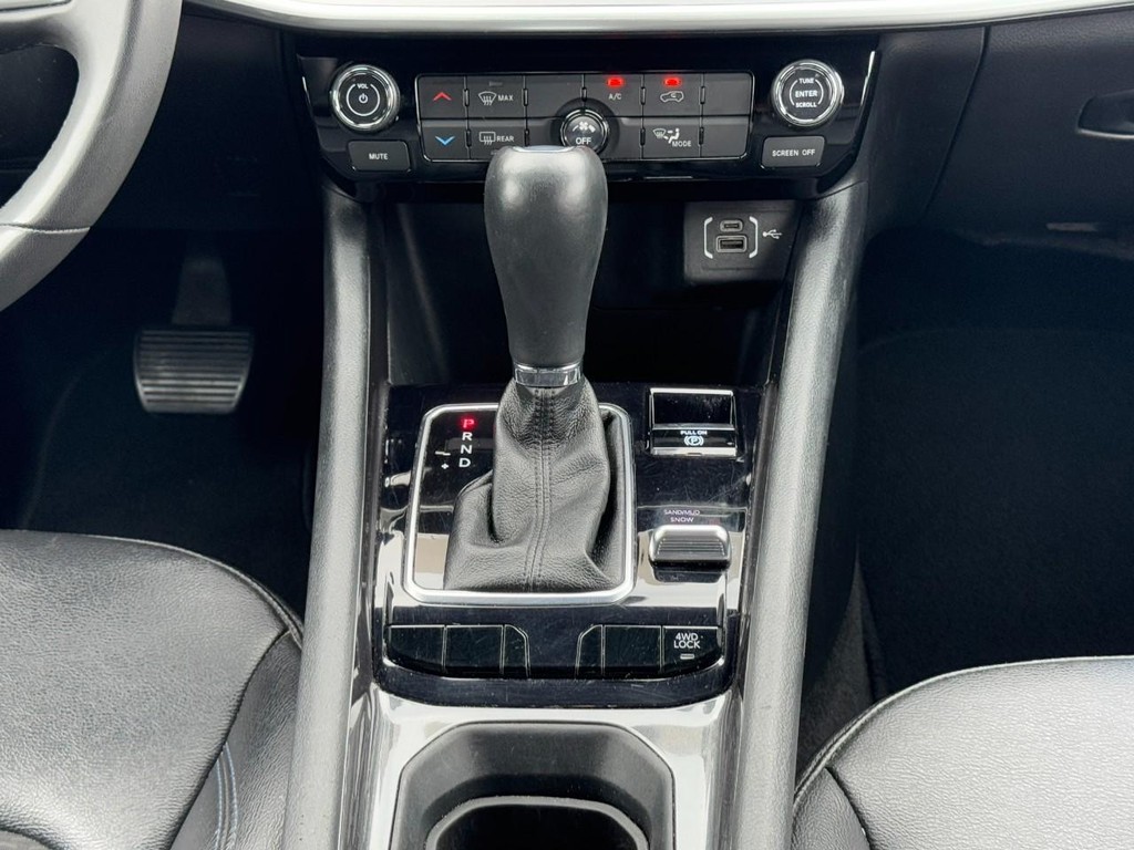 Jeep Compass Vehicle Full-screen Gallery Image 16