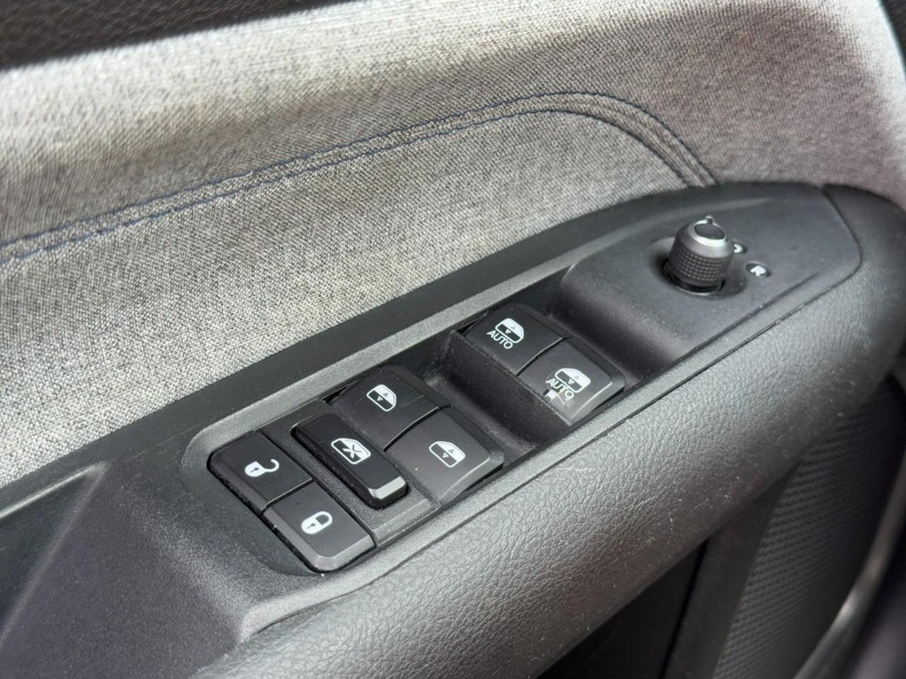 Jeep Compass Vehicle Full-screen Gallery Image 23