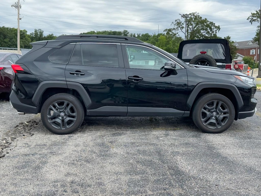 Toyota RAV4 Vehicle Full-screen Gallery Image 02