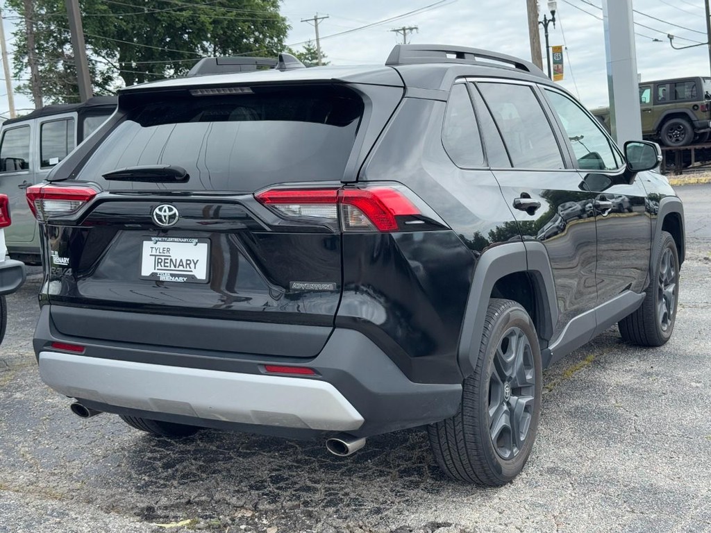 Toyota RAV4 Vehicle Full-screen Gallery Image 04