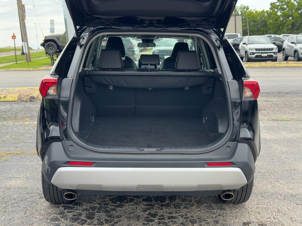 Toyota RAV4 Vehicle Full-screen Gallery Image 06