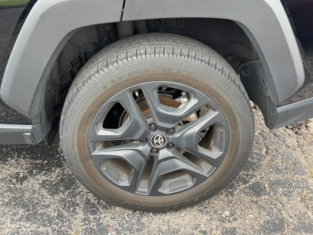Toyota RAV4 Vehicle Full-screen Gallery Image 09