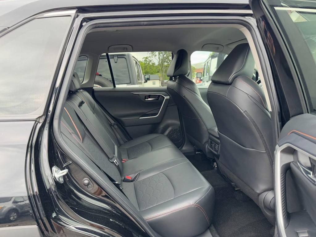 Toyota RAV4 Vehicle Full-screen Gallery Image 12
