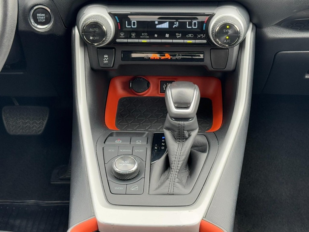 Toyota RAV4 Vehicle Full-screen Gallery Image 16