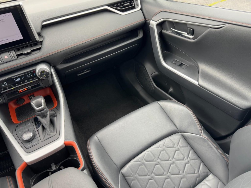 Toyota RAV4 Vehicle Full-screen Gallery Image 17