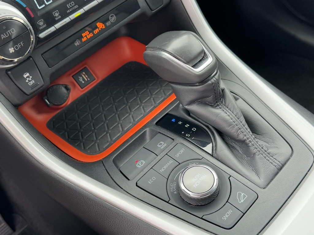 Toyota RAV4 Vehicle Full-screen Gallery Image 21
