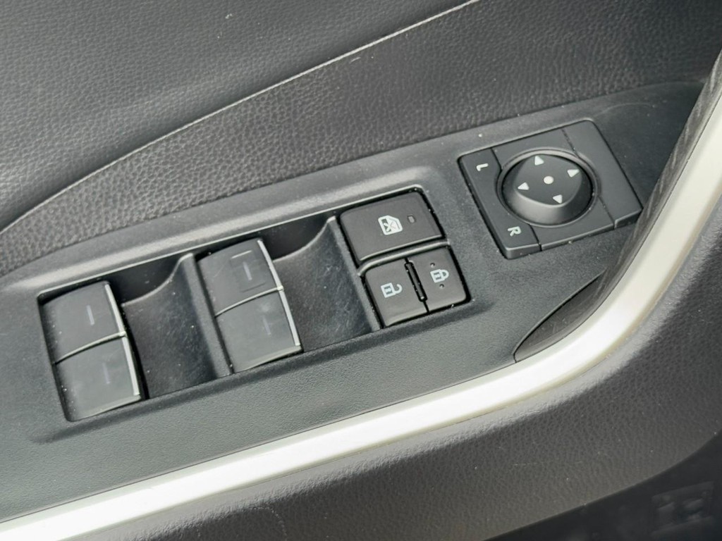 Toyota RAV4 Vehicle Full-screen Gallery Image 23