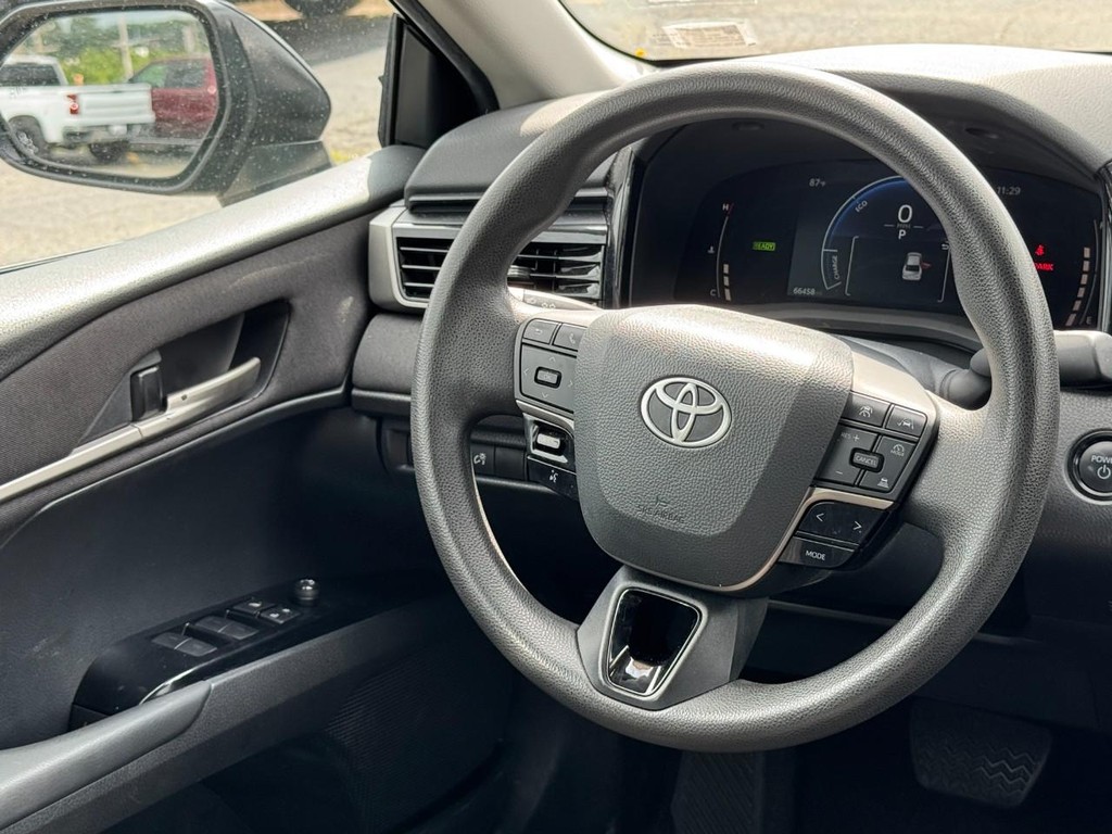 Toyota Camry Vehicle Full-screen Gallery Image 14