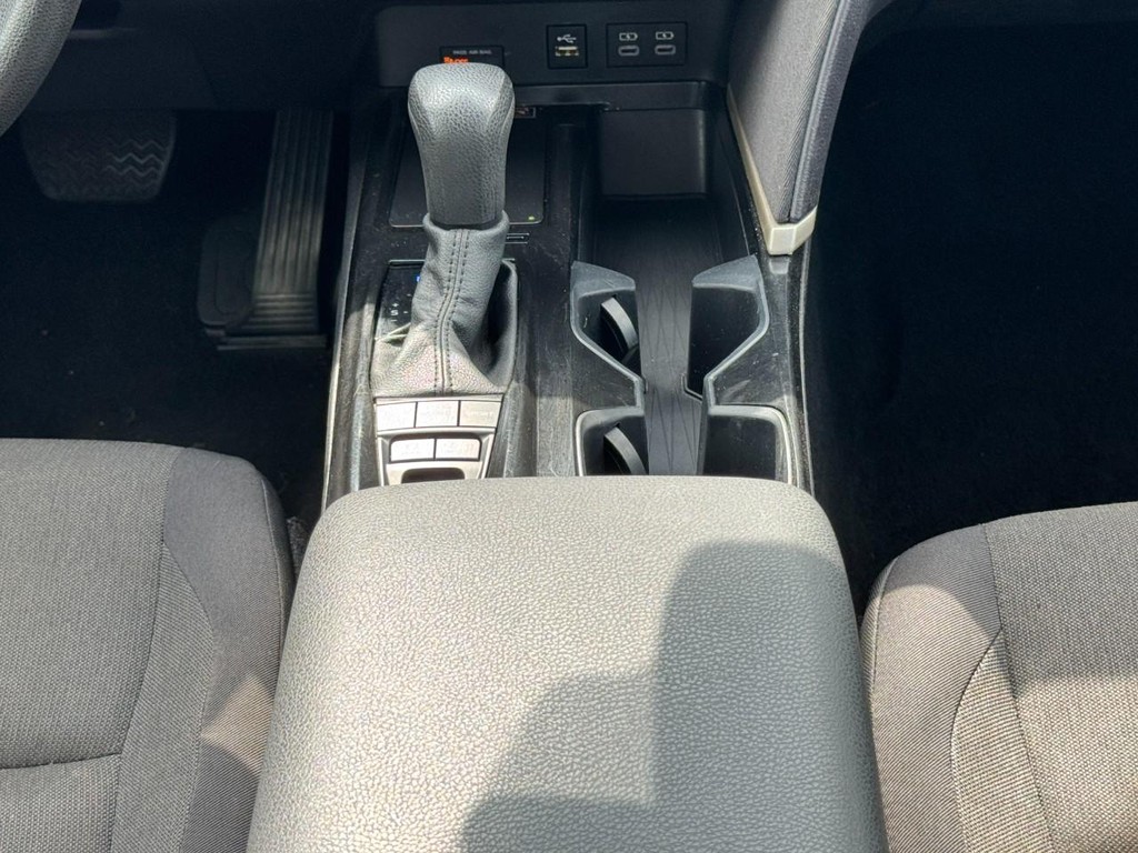 Toyota Camry Vehicle Full-screen Gallery Image 16