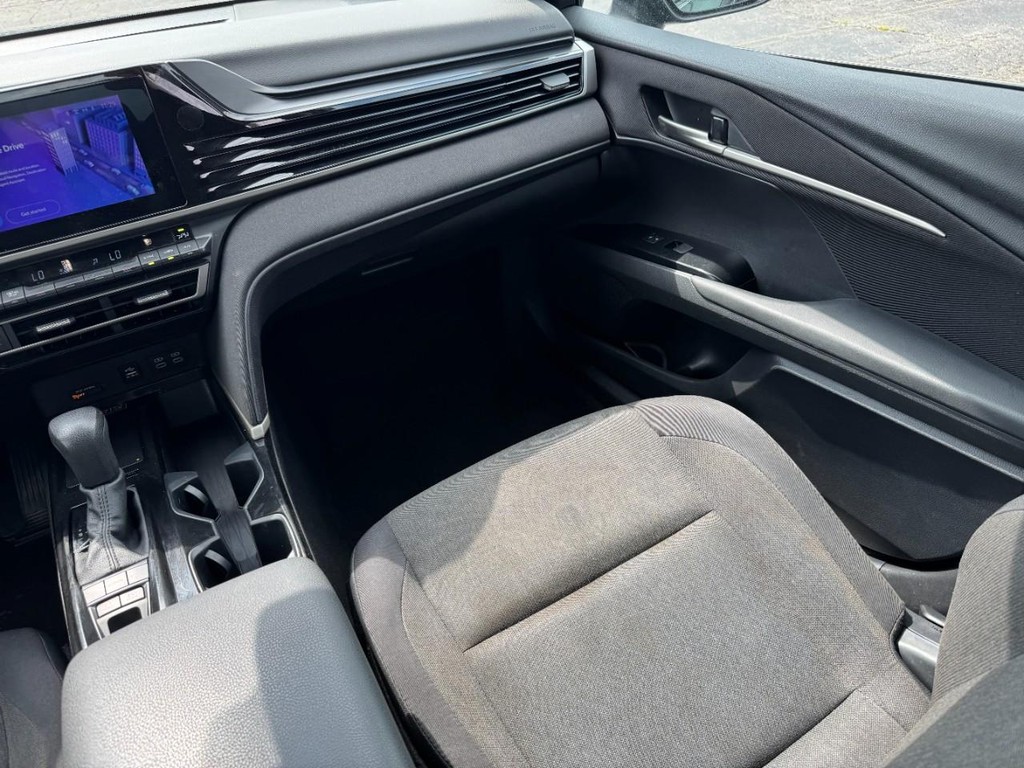 Toyota Camry Vehicle Full-screen Gallery Image 17