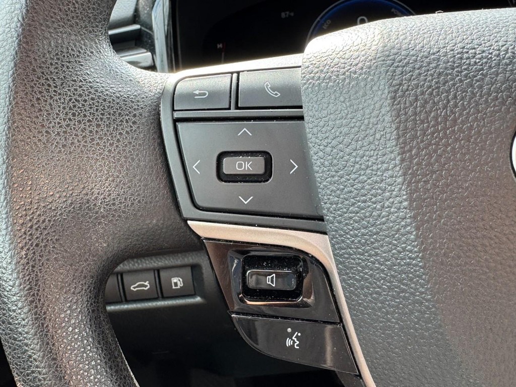 Toyota Camry Vehicle Full-screen Gallery Image 18