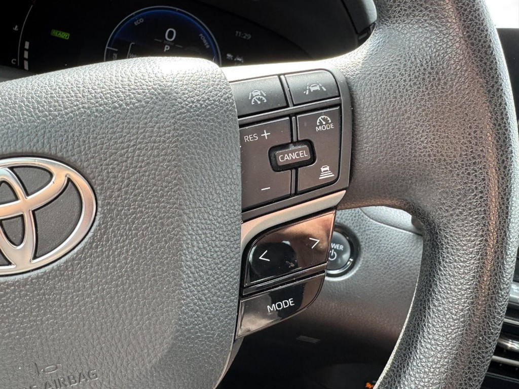 Toyota Camry Vehicle Full-screen Gallery Image 19