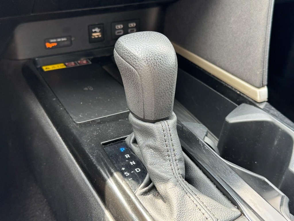 Toyota Camry Vehicle Full-screen Gallery Image 21