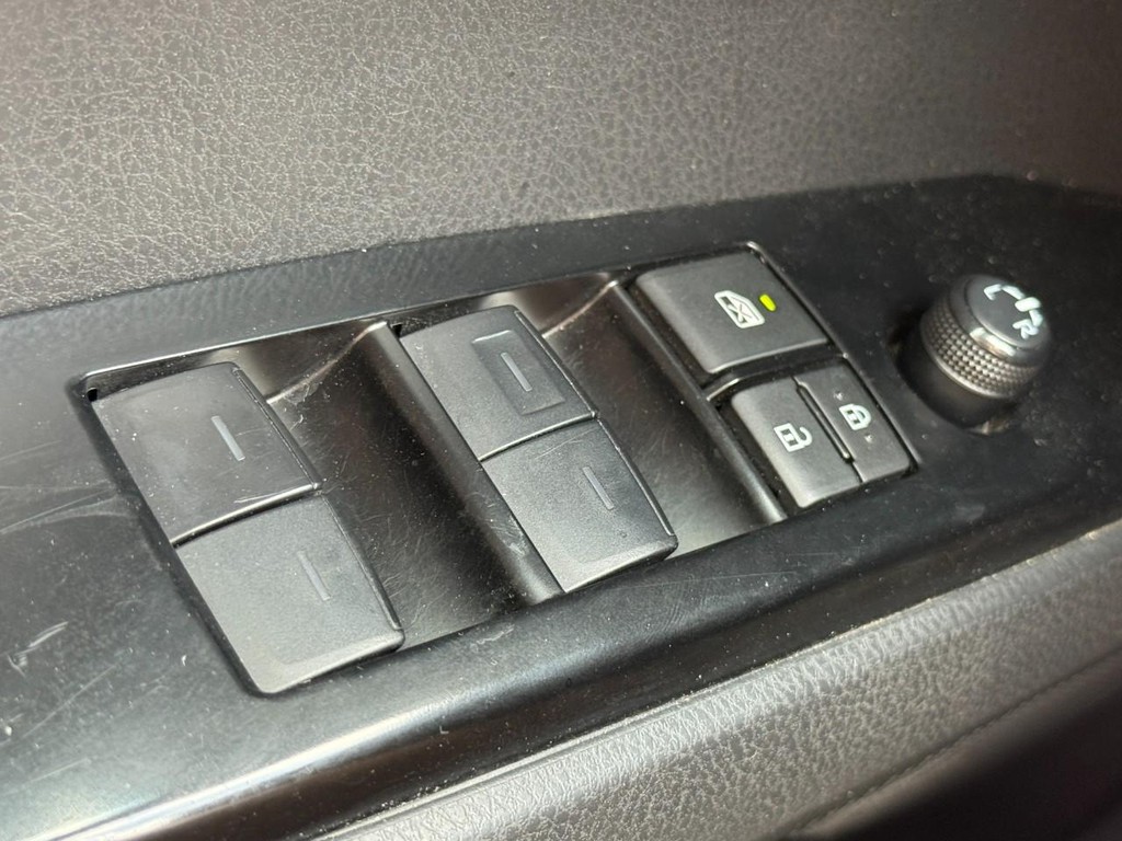 Toyota Camry Vehicle Full-screen Gallery Image 23