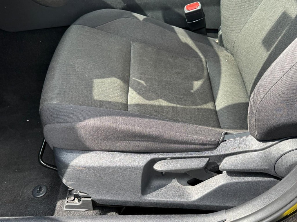 Toyota Camry Vehicle Full-screen Gallery Image 24