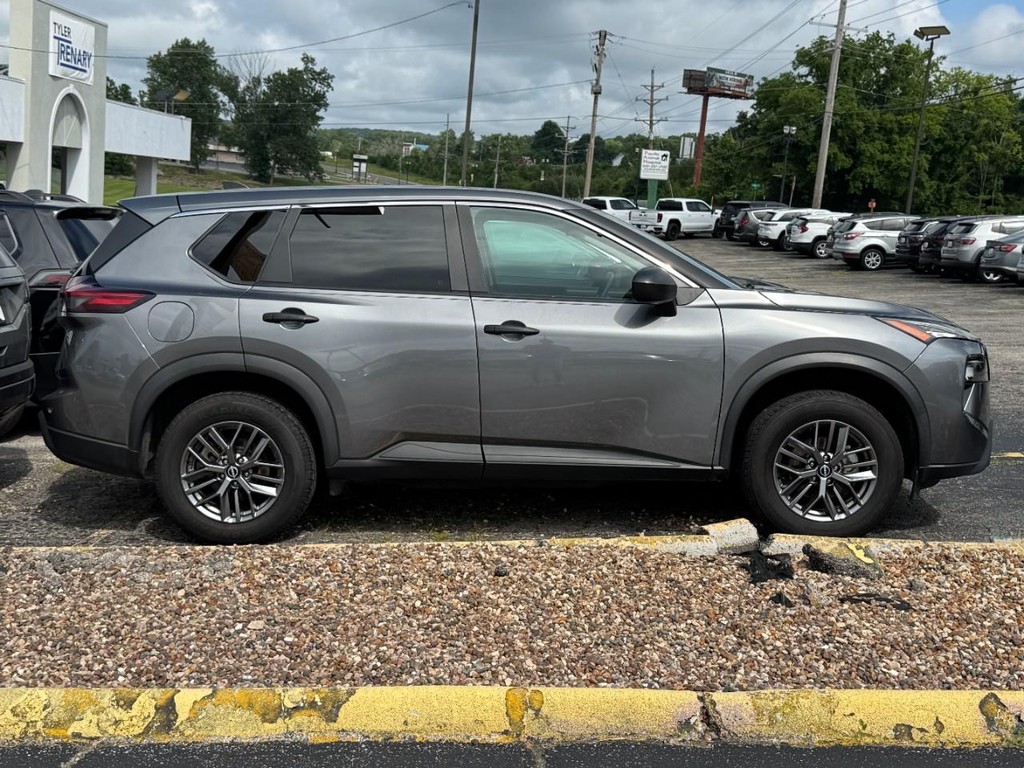 Nissan Rogue Vehicle Full-screen Gallery Image 02