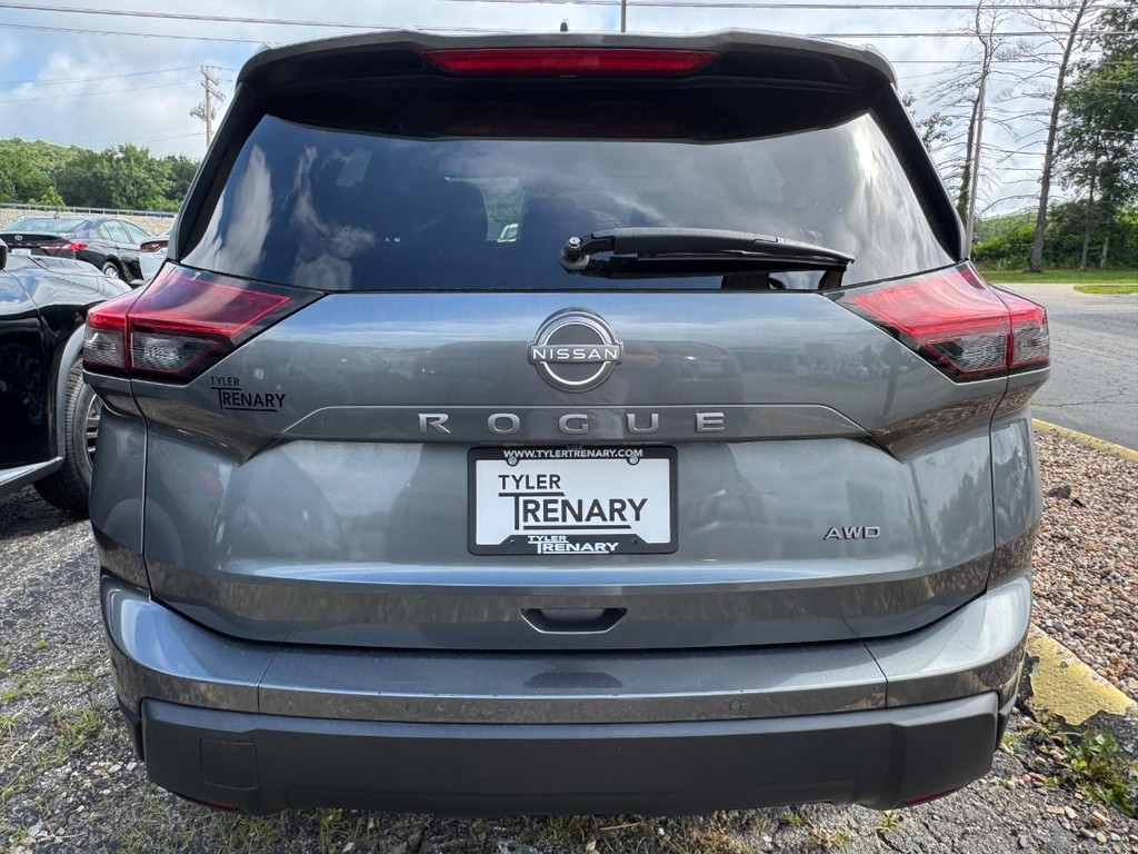 Nissan Rogue Vehicle Full-screen Gallery Image 05