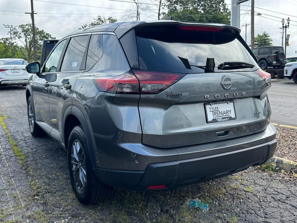 Nissan Rogue Vehicle Full-screen Gallery Image 07