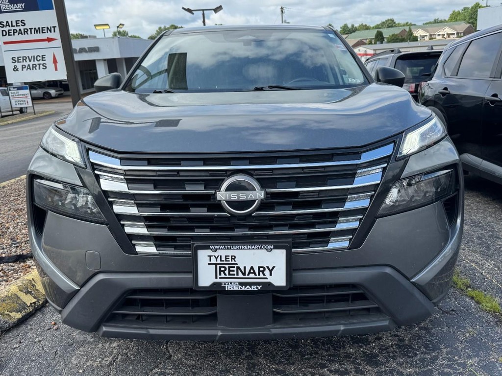 Nissan Rogue Vehicle Full-screen Gallery Image 11
