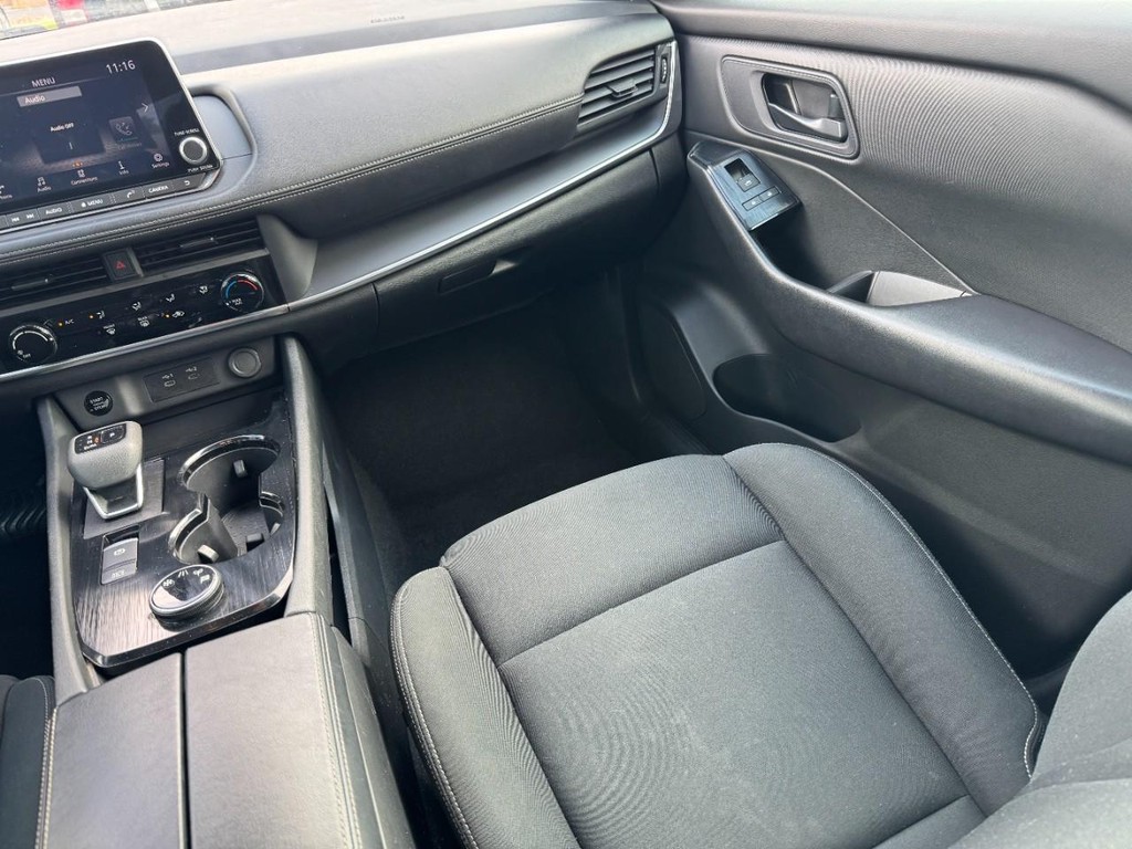 Nissan Rogue Vehicle Full-screen Gallery Image 17