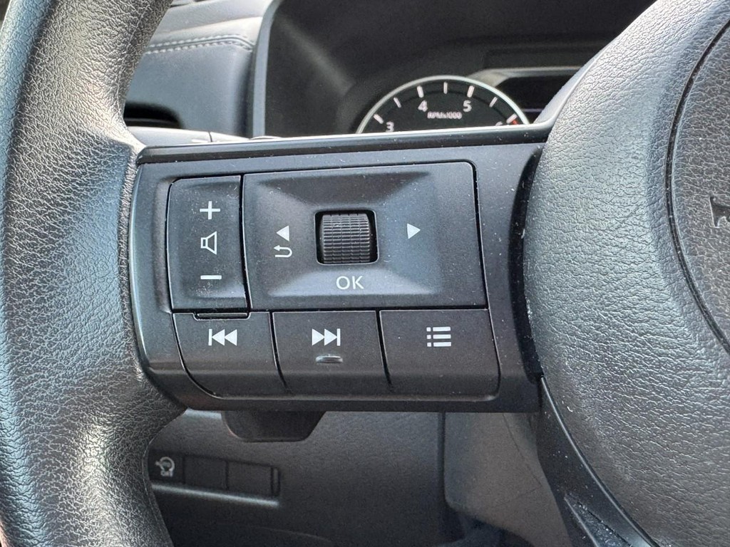 Nissan Rogue Vehicle Full-screen Gallery Image 18