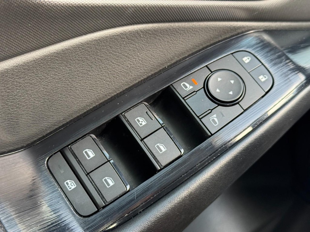 Nissan Rogue Vehicle Full-screen Gallery Image 23