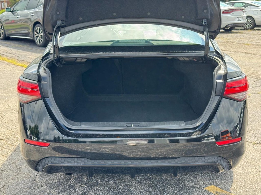 Nissan Sentra Vehicle Full-screen Gallery Image 06