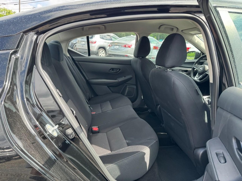 Nissan Sentra Vehicle Full-screen Gallery Image 12
