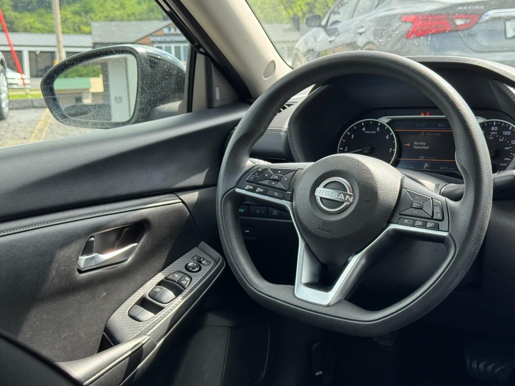 Nissan Sentra Vehicle Full-screen Gallery Image 14