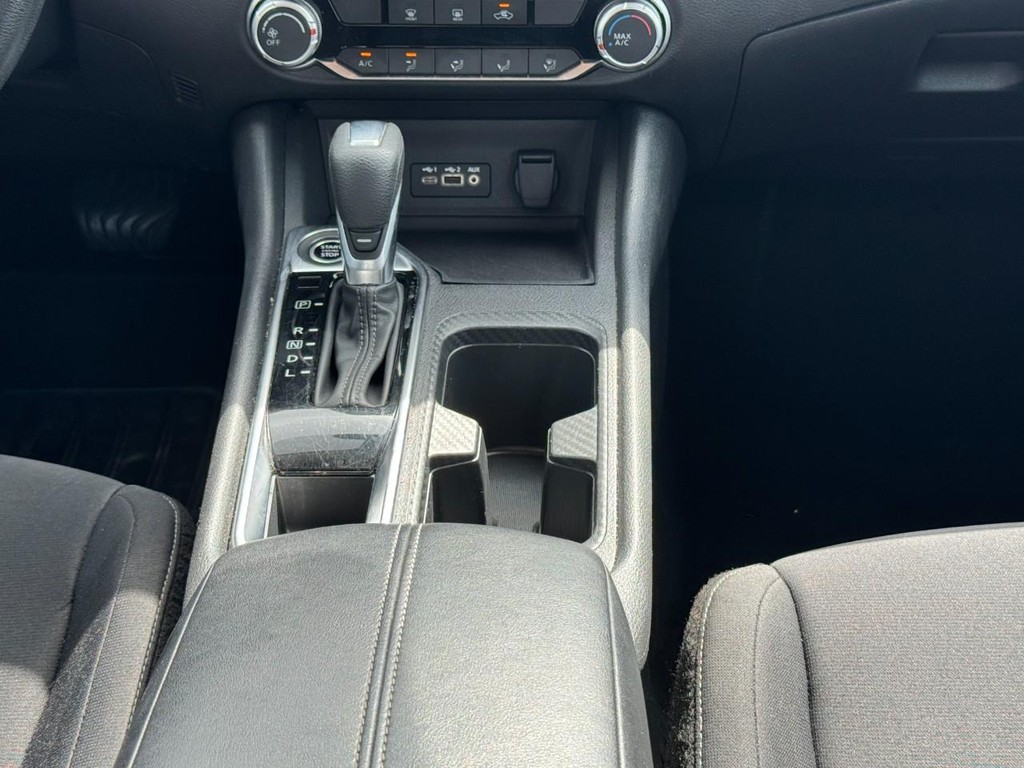 Nissan Sentra Vehicle Full-screen Gallery Image 16