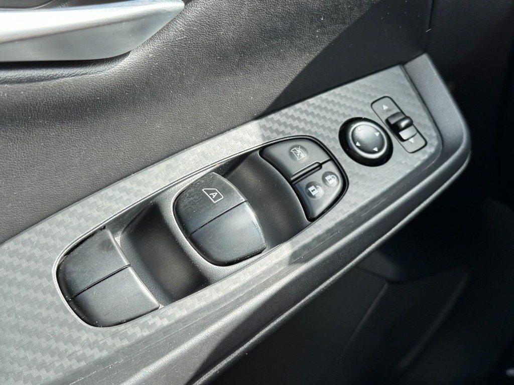 Nissan Sentra Vehicle Full-screen Gallery Image 23