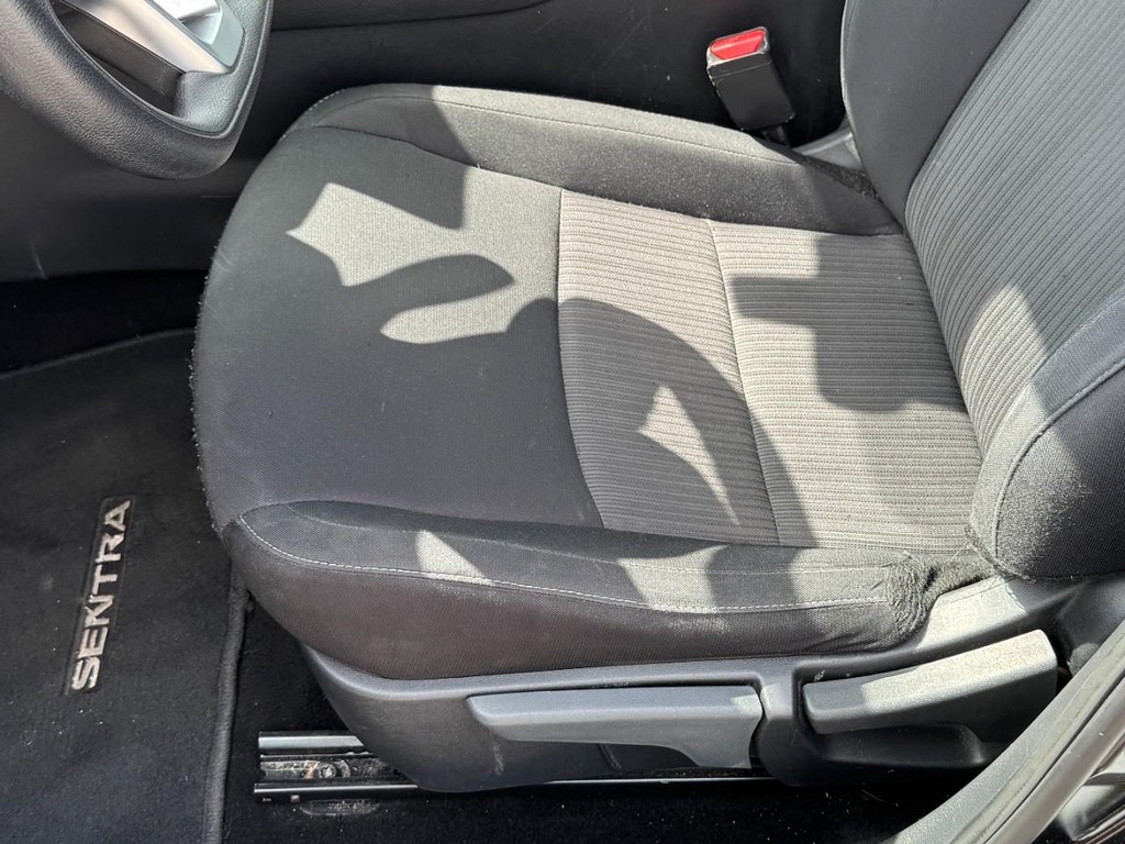 Nissan Sentra Vehicle Full-screen Gallery Image 24