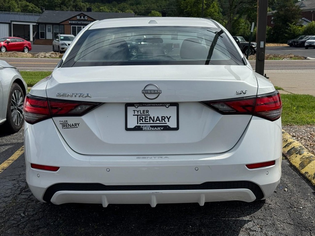 Nissan Sentra Vehicle Full-screen Gallery Image 04