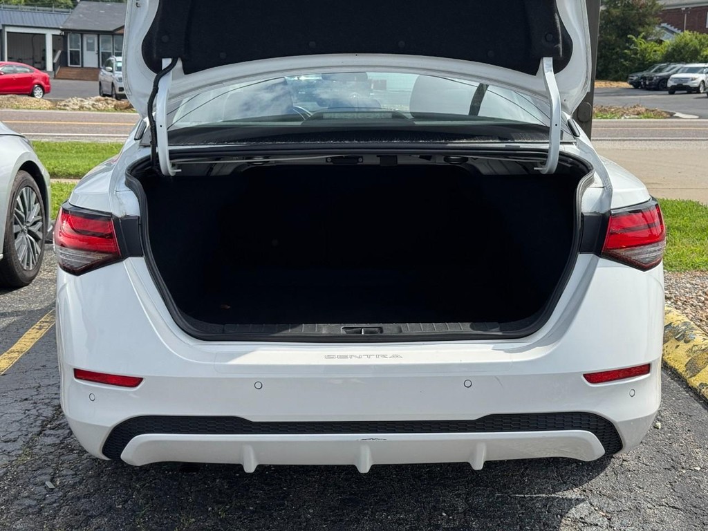 Nissan Sentra Vehicle Full-screen Gallery Image 05