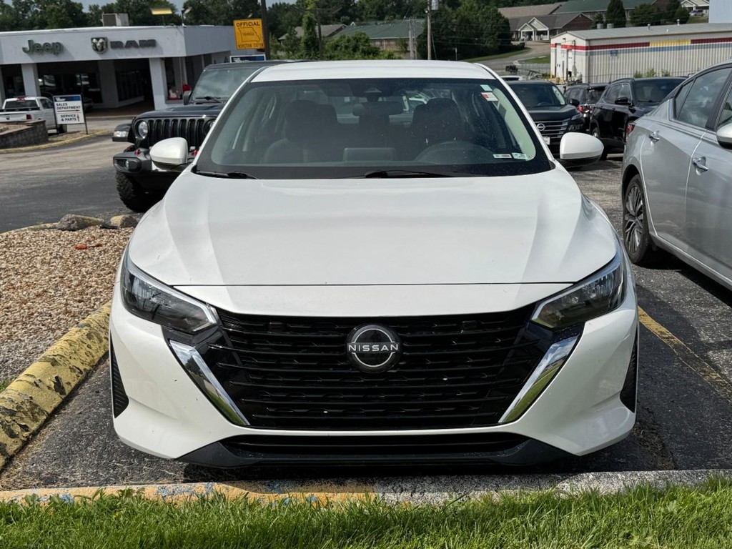 Nissan Sentra Vehicle Full-screen Gallery Image 10