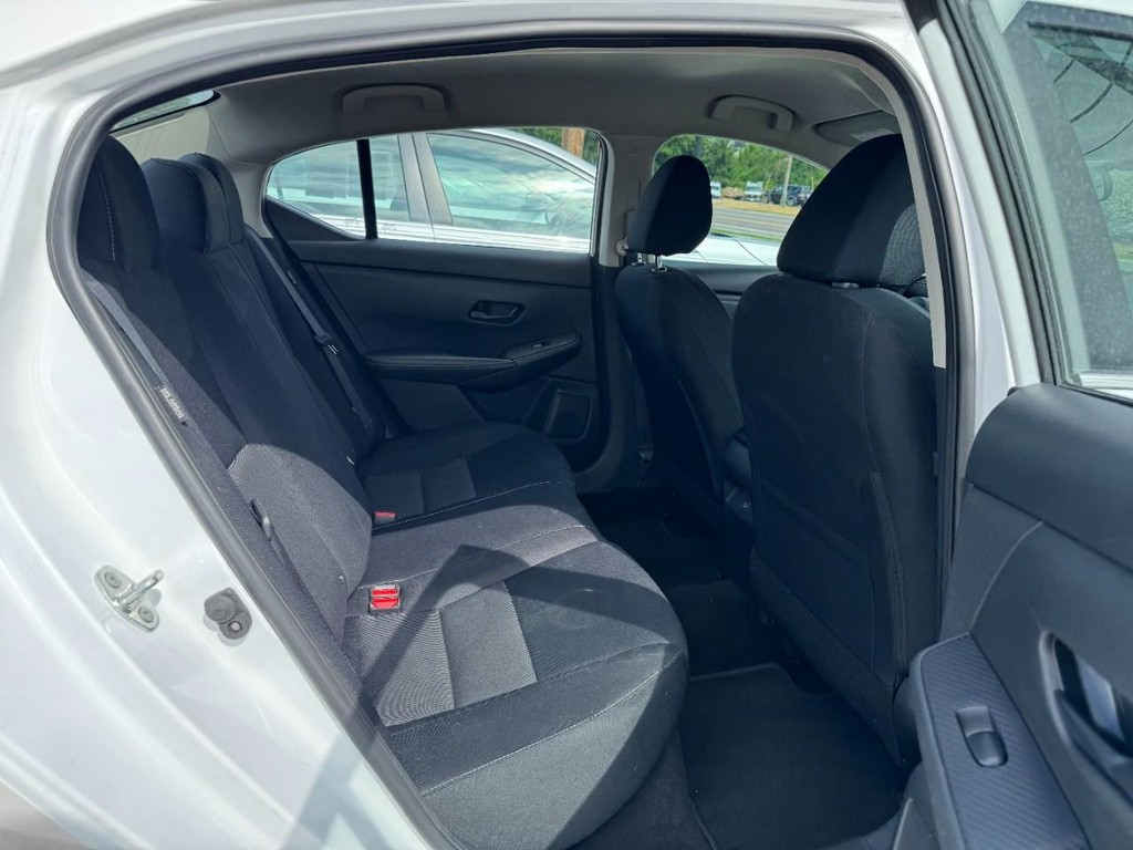 Nissan Sentra Vehicle Full-screen Gallery Image 11