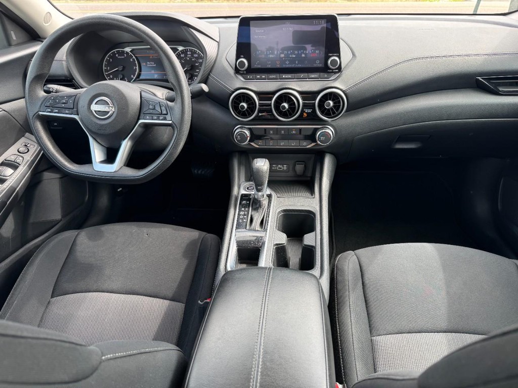 Nissan Sentra Vehicle Full-screen Gallery Image 12