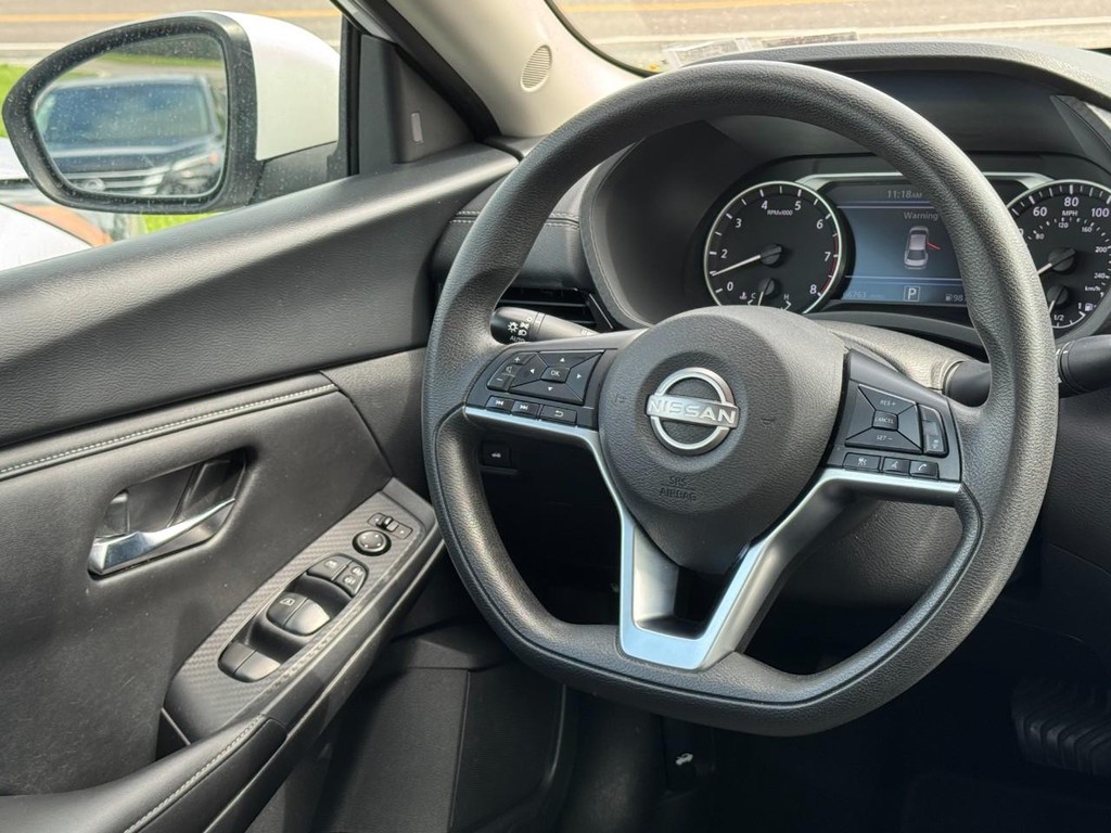 Nissan Sentra Vehicle Full-screen Gallery Image 13