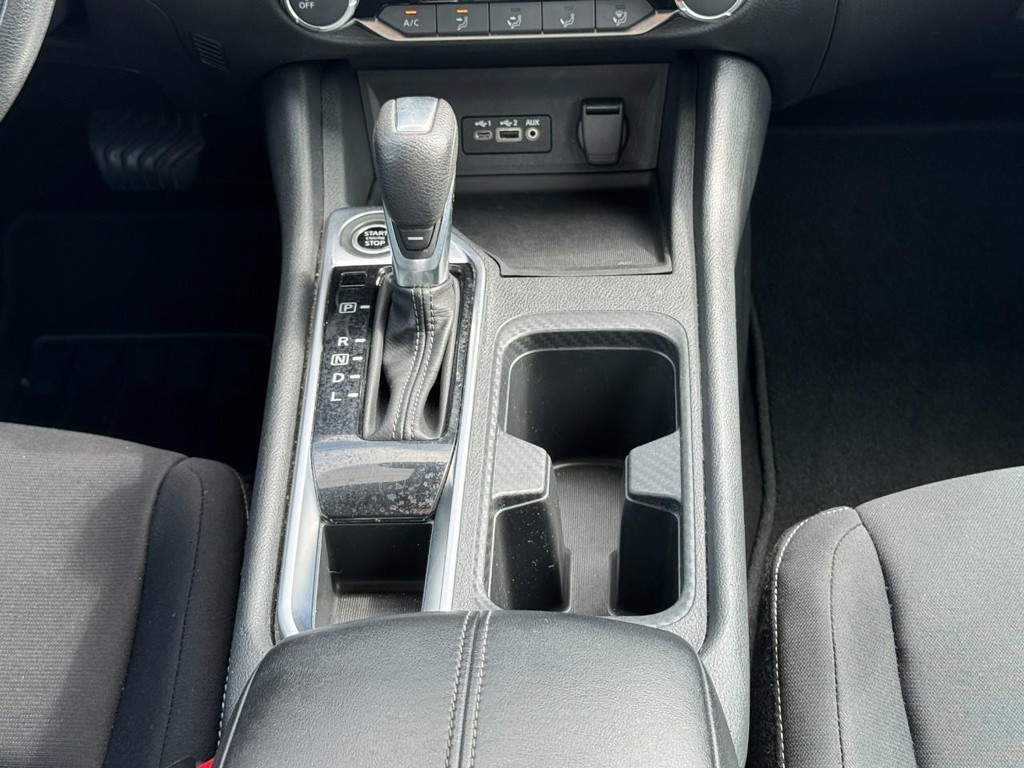 Nissan Sentra Vehicle Full-screen Gallery Image 15