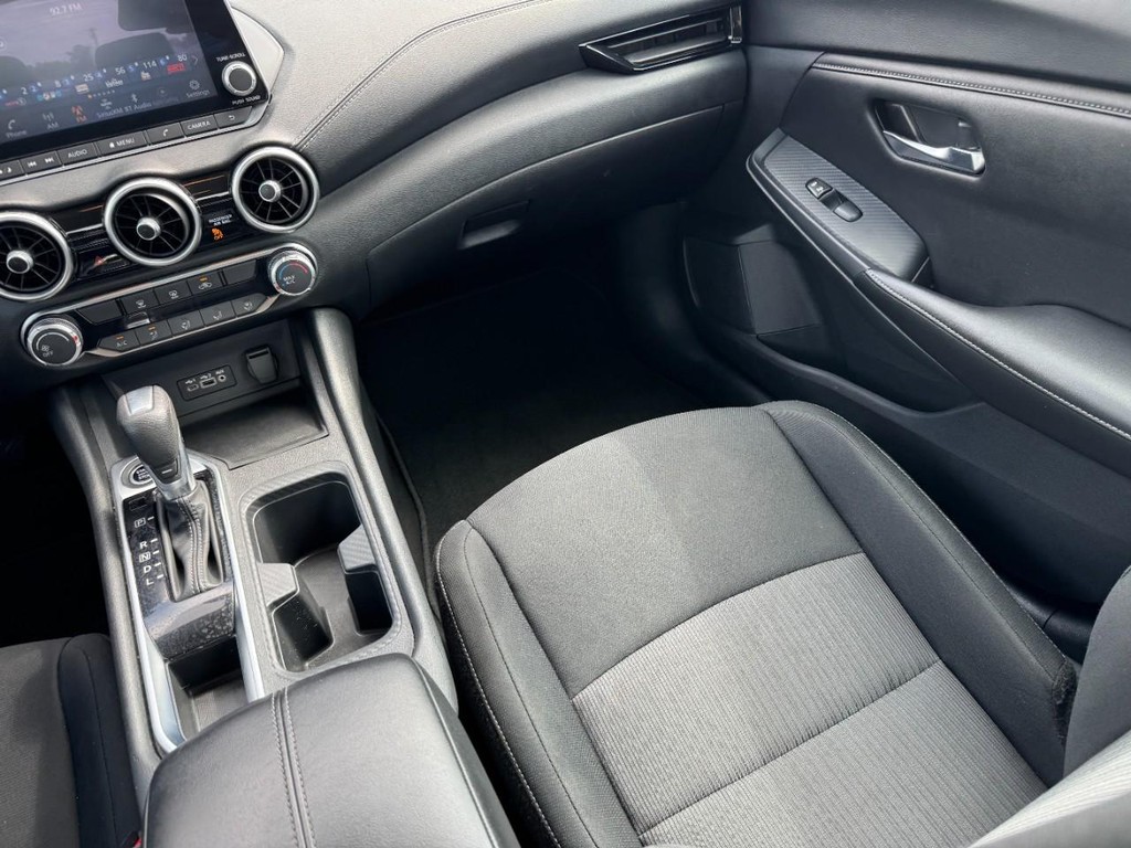 Nissan Sentra Vehicle Full-screen Gallery Image 16