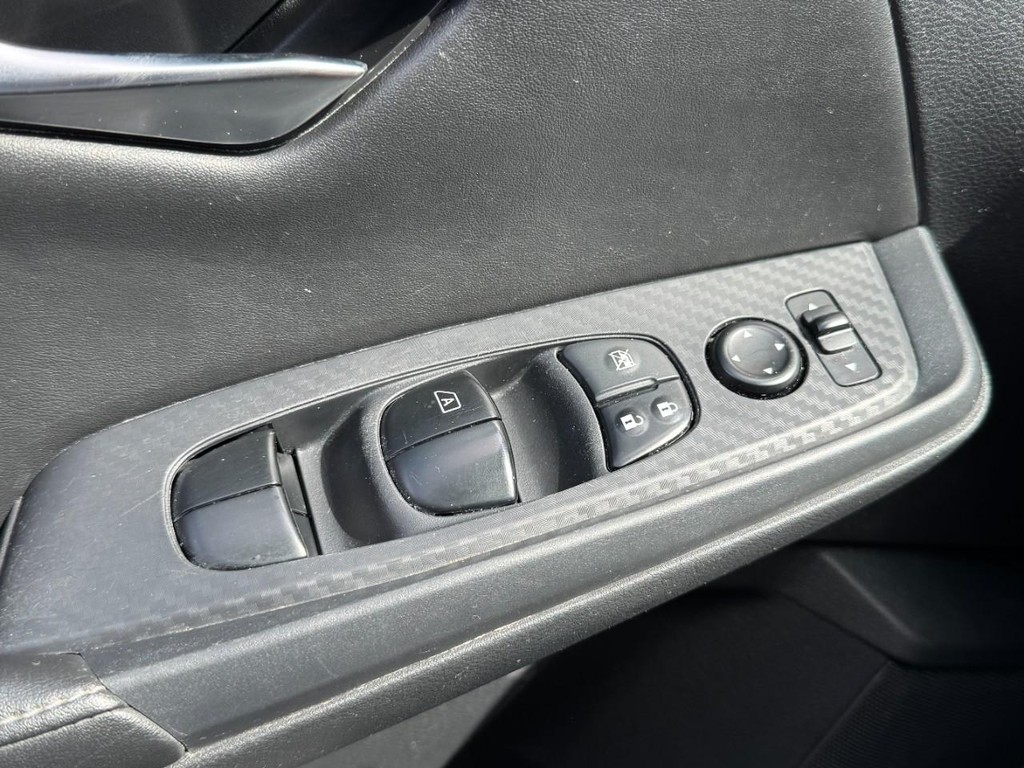 Nissan Sentra Vehicle Full-screen Gallery Image 22