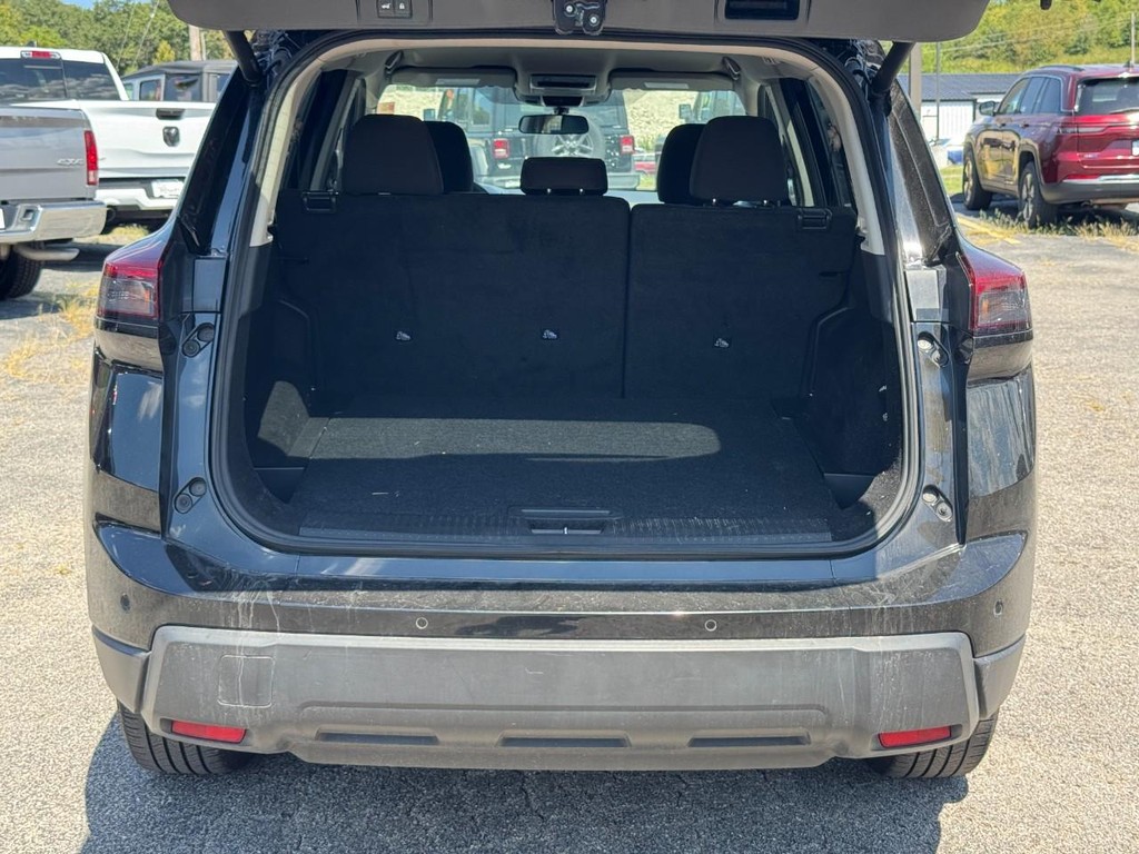 Nissan Rogue Vehicle Full-screen Gallery Image 06