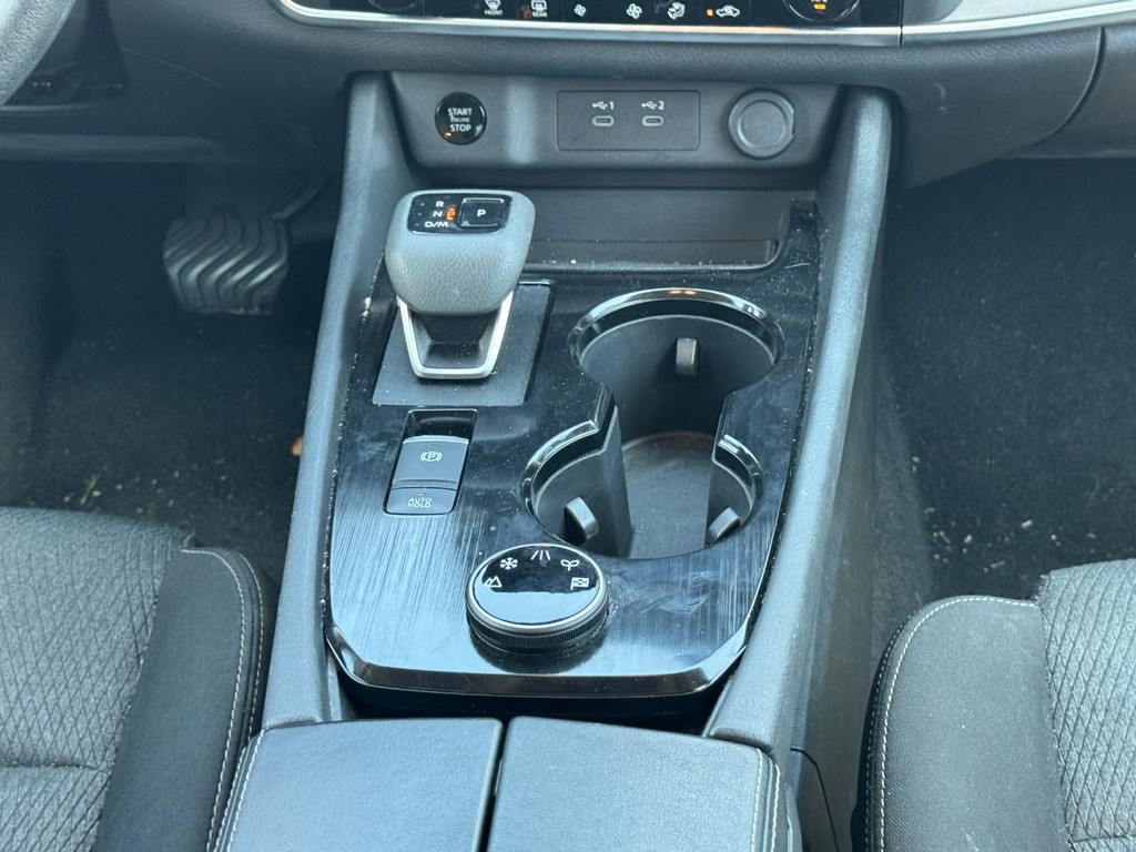 Nissan Rogue Vehicle Full-screen Gallery Image 16
