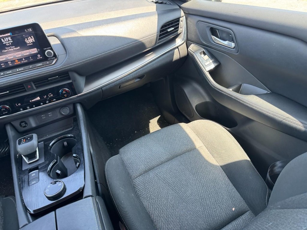 Nissan Rogue Vehicle Full-screen Gallery Image 17