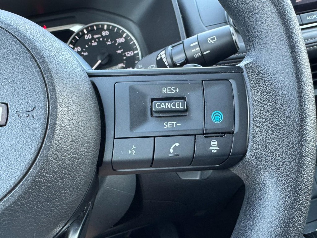 Nissan Rogue Vehicle Full-screen Gallery Image 19